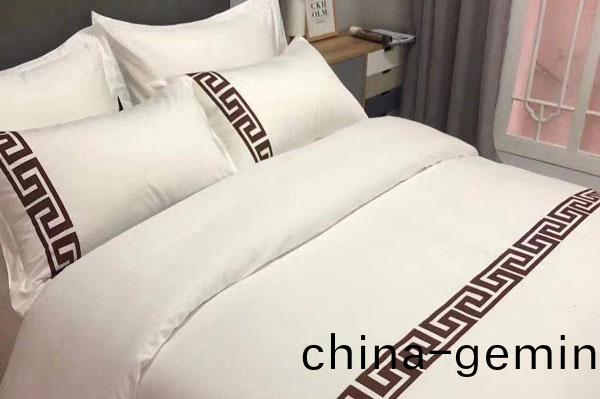 客(ke)房(fang)佈(bu)草(cao)